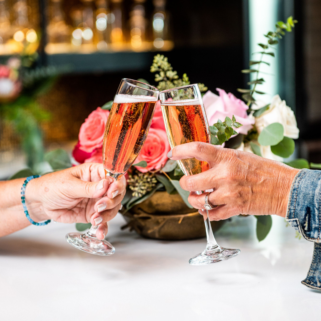 Flowers for gatherings and parties. Brunch flowers. Low profile centerpiece. Centerpieces for celebrations. Charleston, SC party florist. Upscale florist in Charleston, SC. Mt Pleasant, SC luxury florist. Charleston event florist. Charleston luxury flower